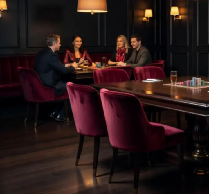 Elegáns lounge tér, poker asztallal, hangulatos fényekkel a Digitallis Vilagban