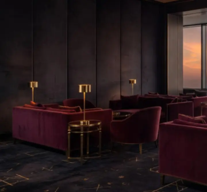 Elegáns, félhomályos lounge tér, kényelmes fotelekkel és hangulatos fényekkel a Digitallis Vilagban.